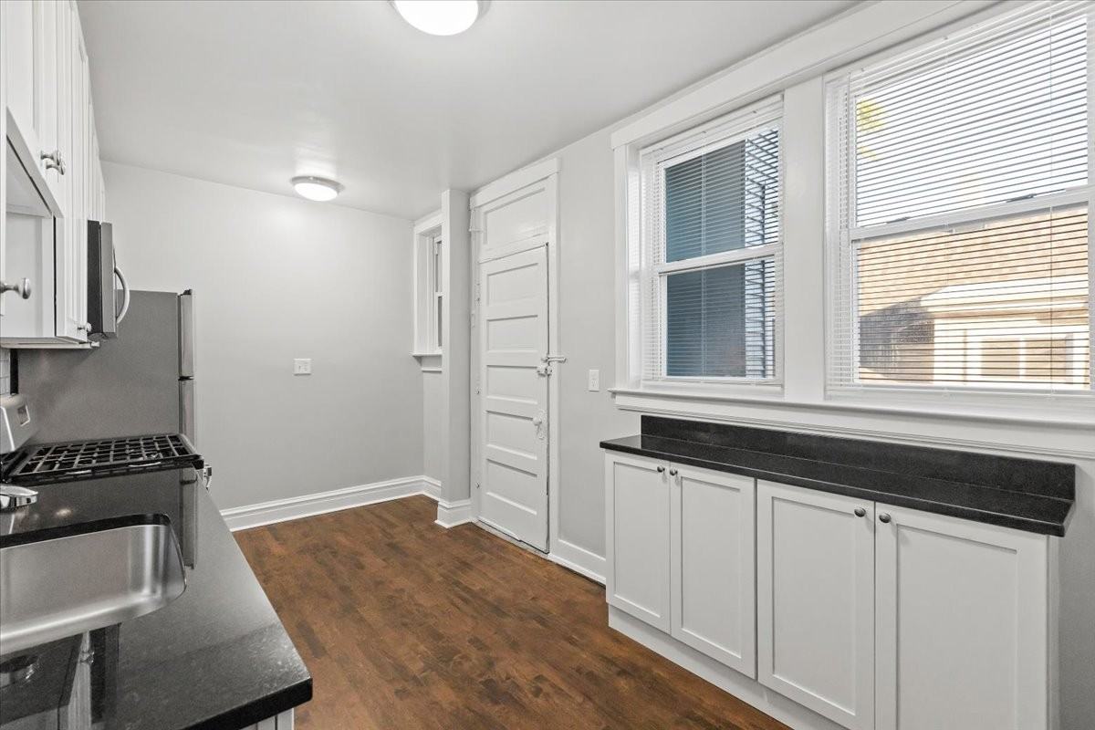 2520 W Belle Plaine Ave #2 - Photo 3 of 10