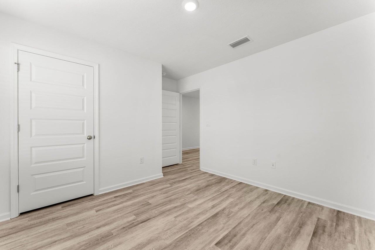 453 Riverwalk Cir - Photo 7 of 35