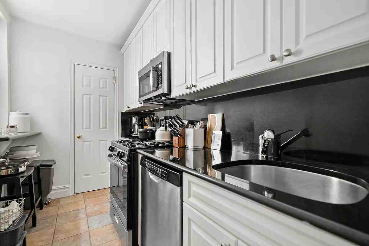 200 West 90th Street #6H - Photo 2 of 5