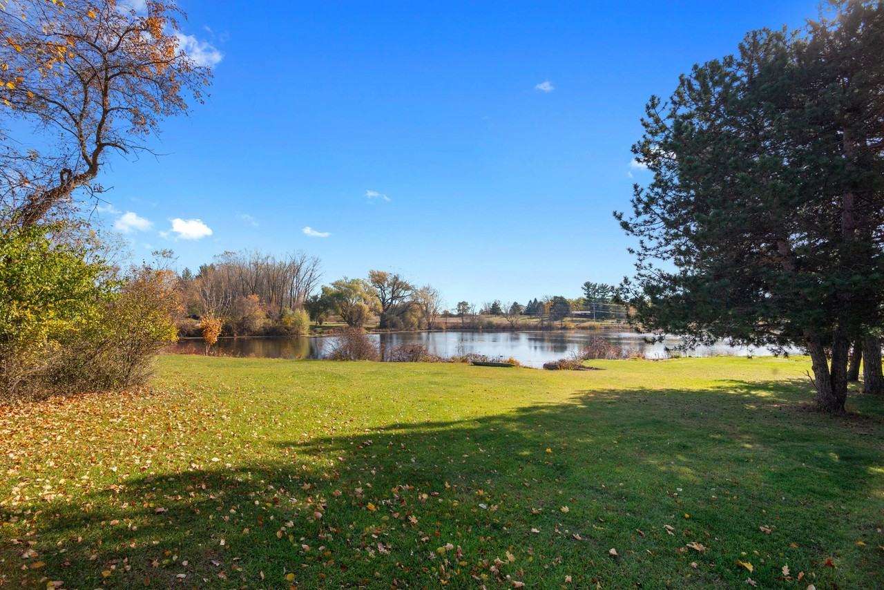 4105 Riverview Dr - Photo 4 of 40