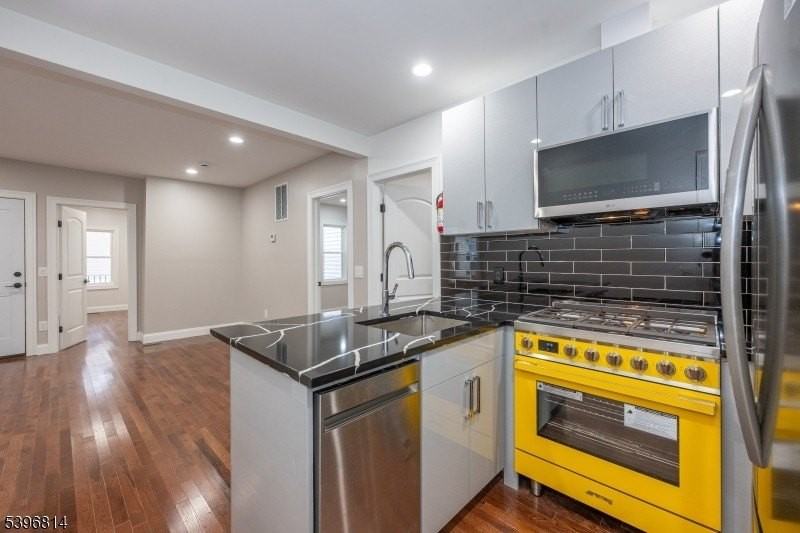 24 Dean St - Photo 5 of 35