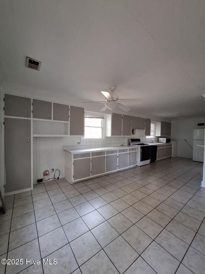 1613 Longwood Drive - Photo 4 of 17