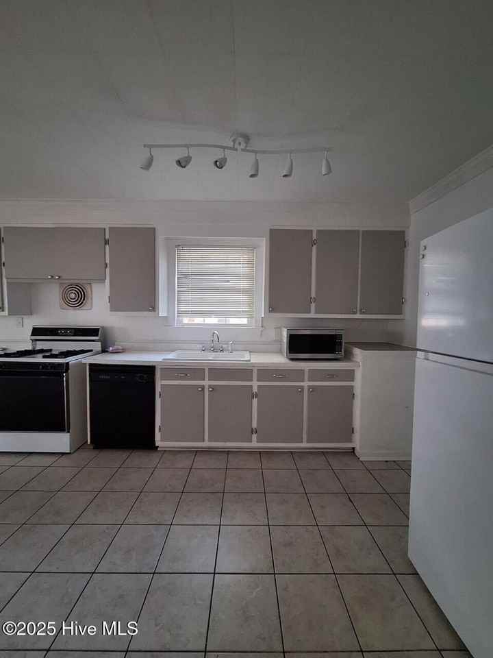 1613 Longwood Drive - Photo 5 of 17