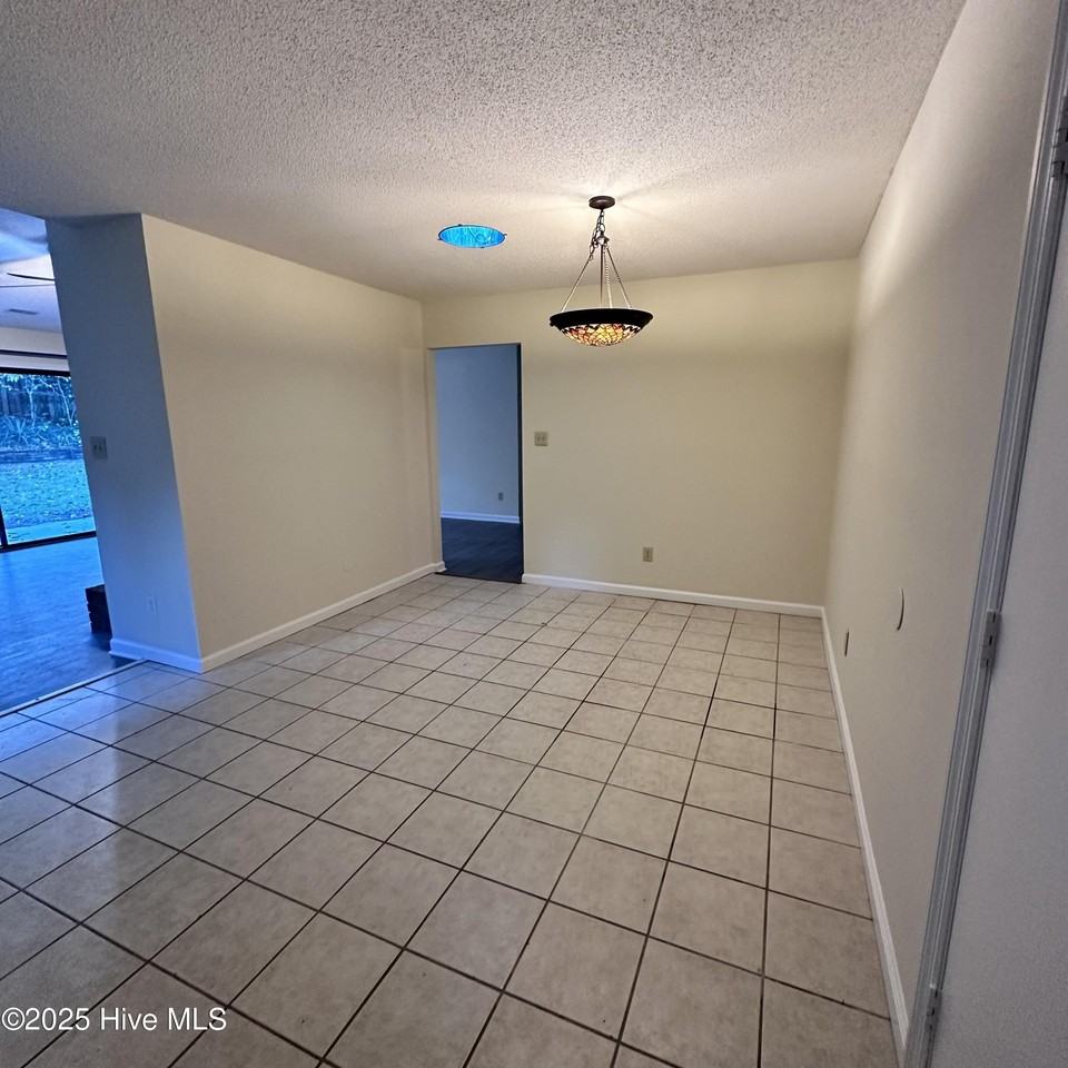 580 Burning Tree Rd - Photo 5 of 11