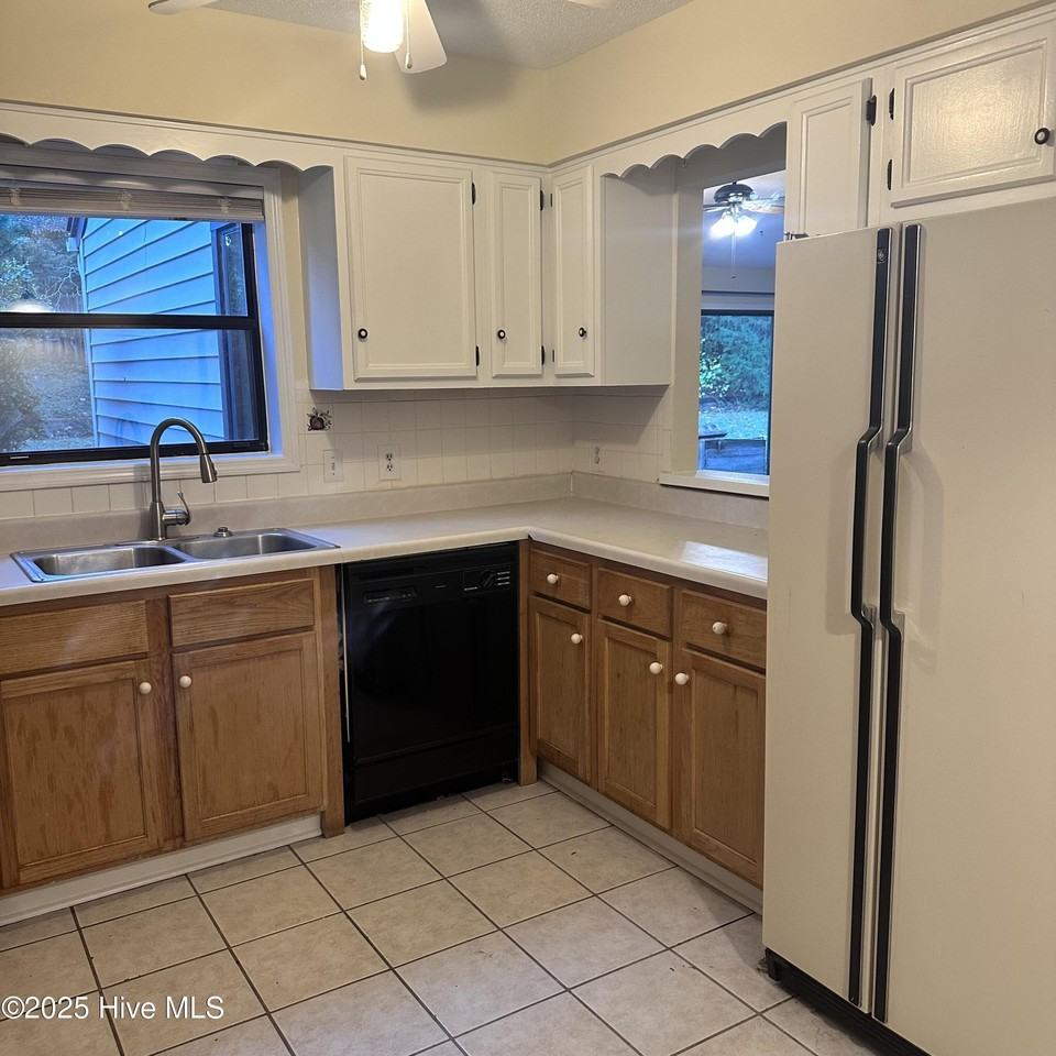 580 Burning Tree Rd - Photo 6 of 11