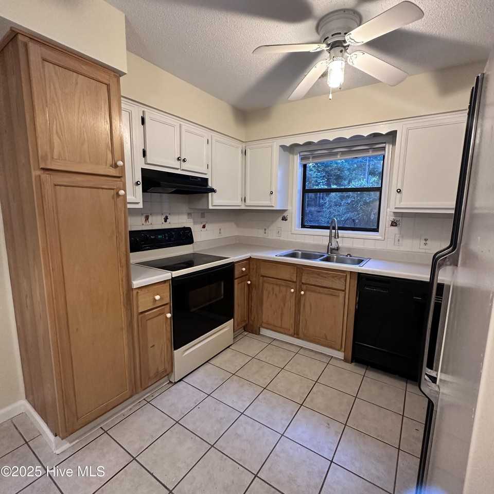 580 Burning Tree Rd - Photo 7 of 11