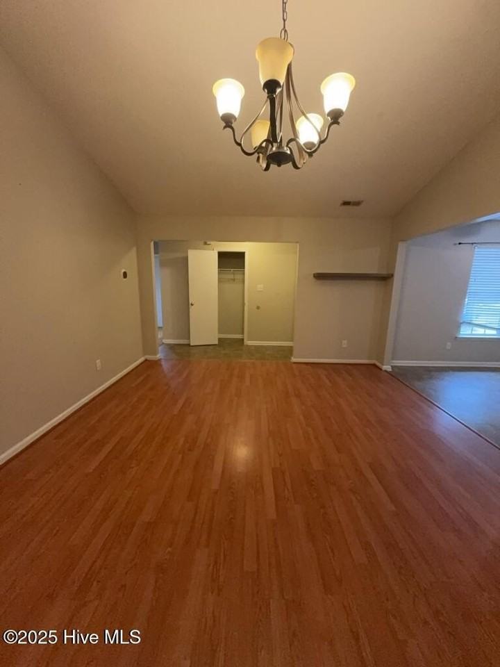 121 Suffolk Cir - Photo 3 of 20