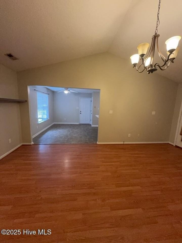 121 Suffolk Cir - Photo 4 of 20