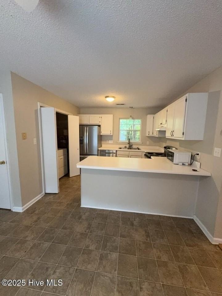 121 Suffolk Cir - Photo 5 of 20