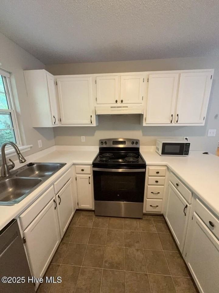 121 Suffolk Cir - Photo 6 of 20