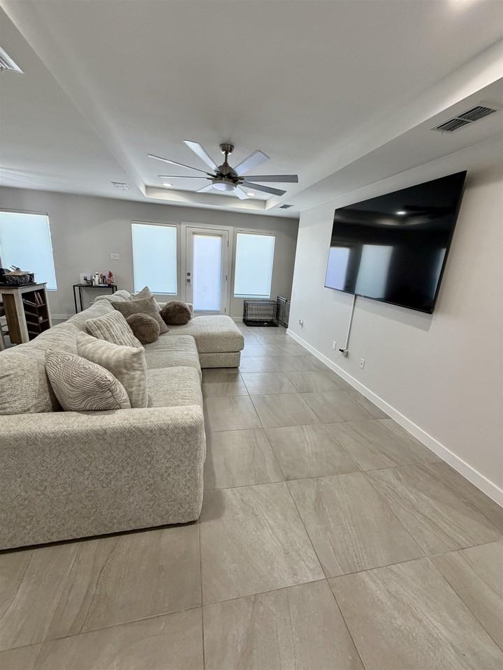 4010 Ave Fenix Dr - Photo 3 of 15