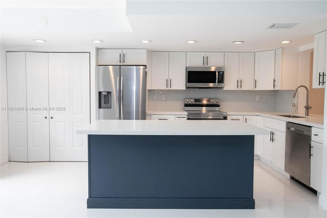 2714 Ne 8th St #2712 - Photo 2 of 8