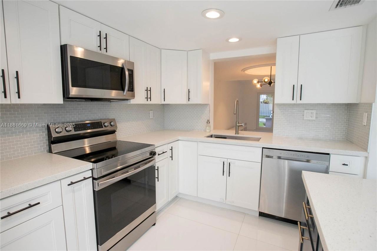 2714 Ne 8th St #2712 - Photo 3 of 8