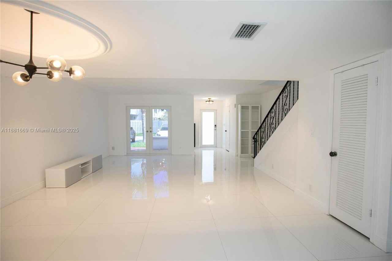 2714 Ne 8th St #2712 - Photo 4 of 8