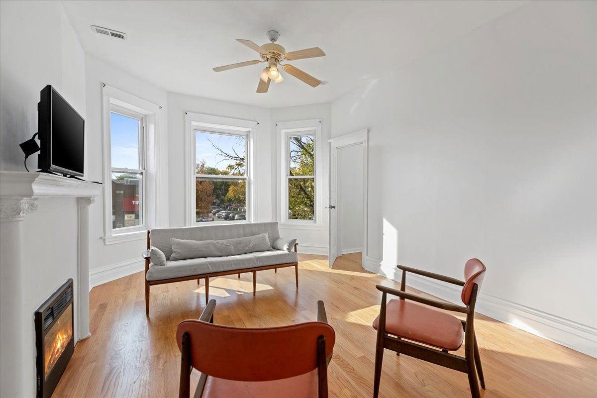 3268 W Fullerton Ave #2 - Photo 5 of 8