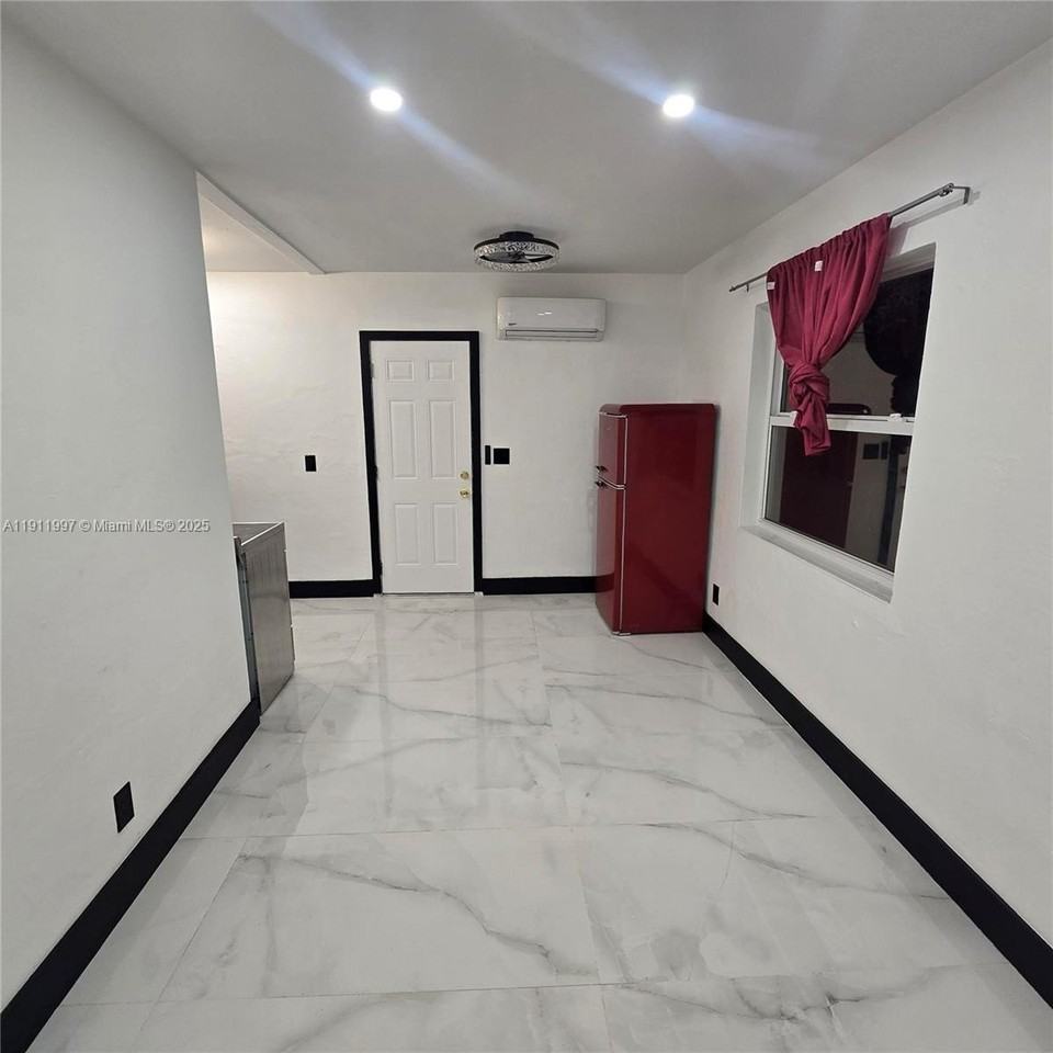 77 Nw 51st St #REAR - Photo 2 of 14