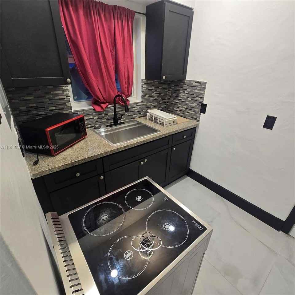 77 Nw 51st St #REAR - Photo 5 of 14