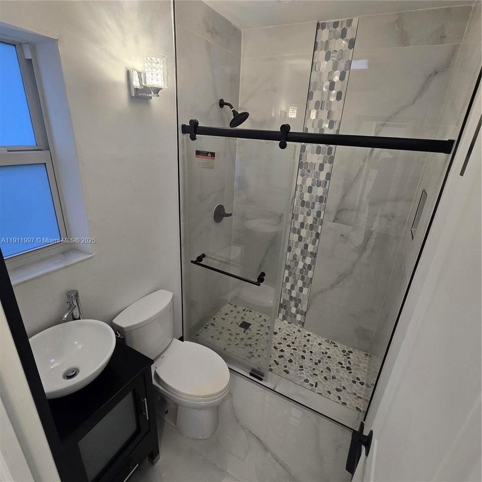 77 Nw 51st St #REAR - Photo 6 of 14