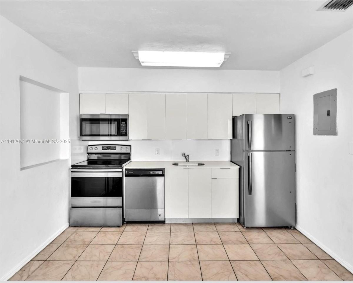 3415 Sw 15th St #2 - Photo 3 of 11