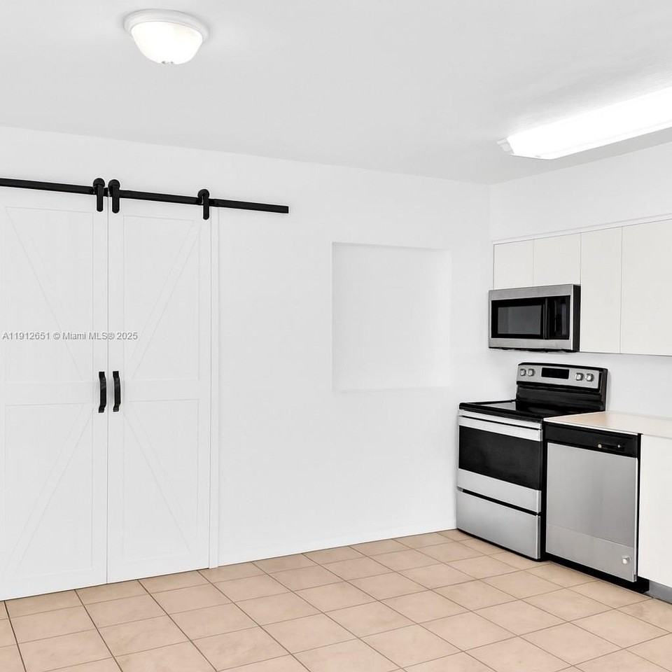 3415 Sw 15th St #2 - Photo 4 of 11