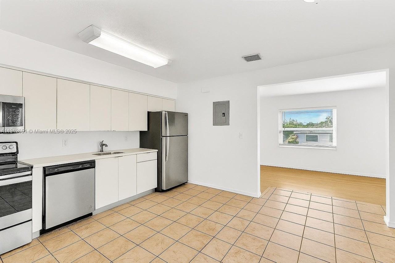 3415 Sw 15th St #2 - Photo 5 of 11