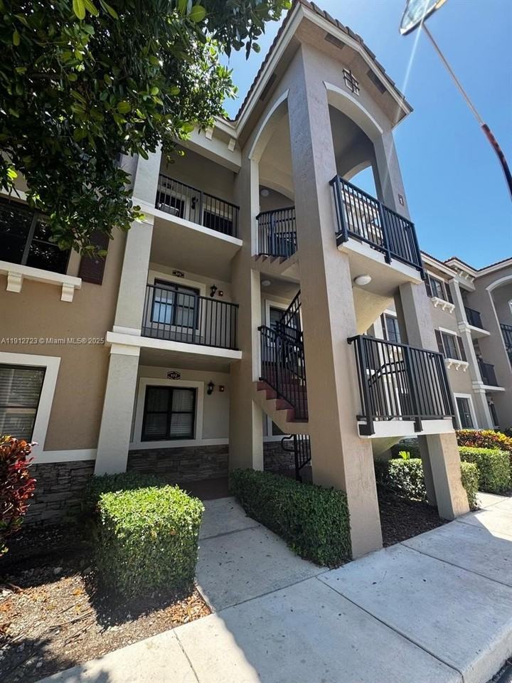 22621 Sw 88th Pl #302-8 - Photo 2 of 18