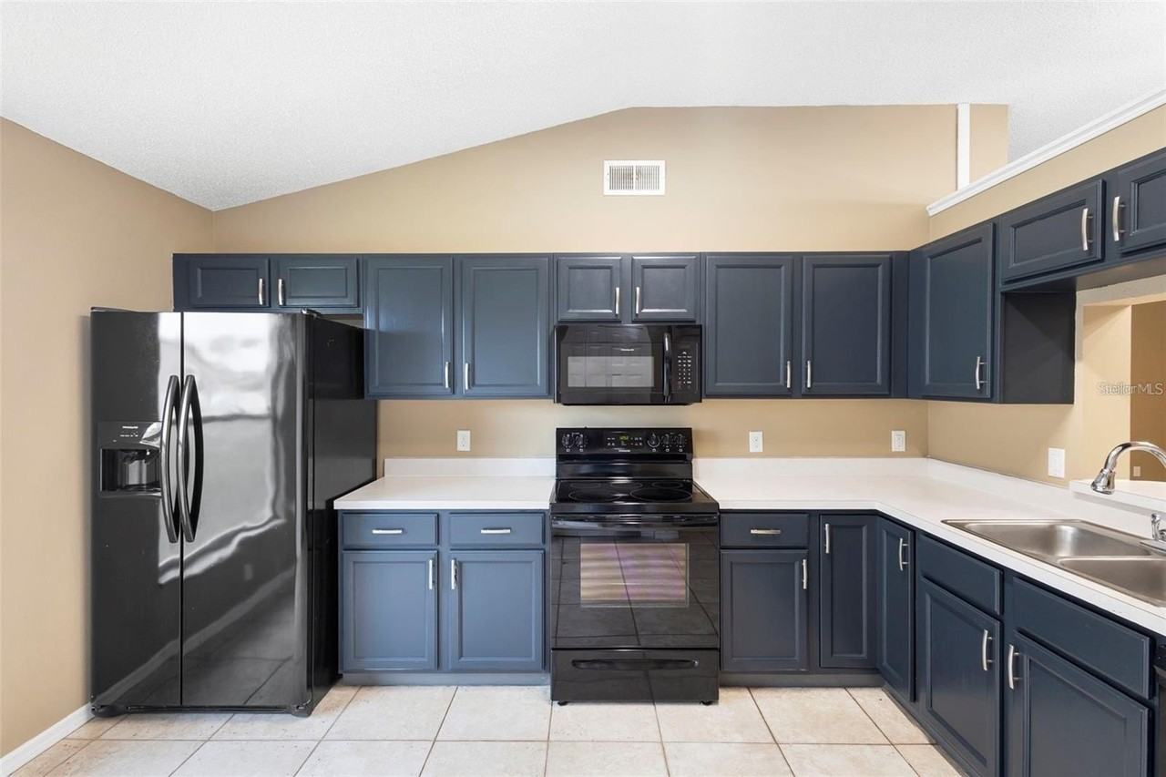 580 Valencia Place Cir - Photo 7 of 32