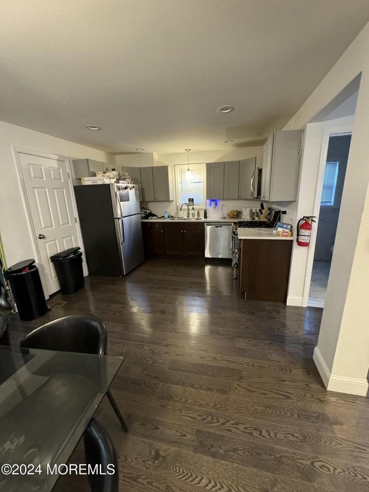 215 Cedar St - Photo 5 of 13