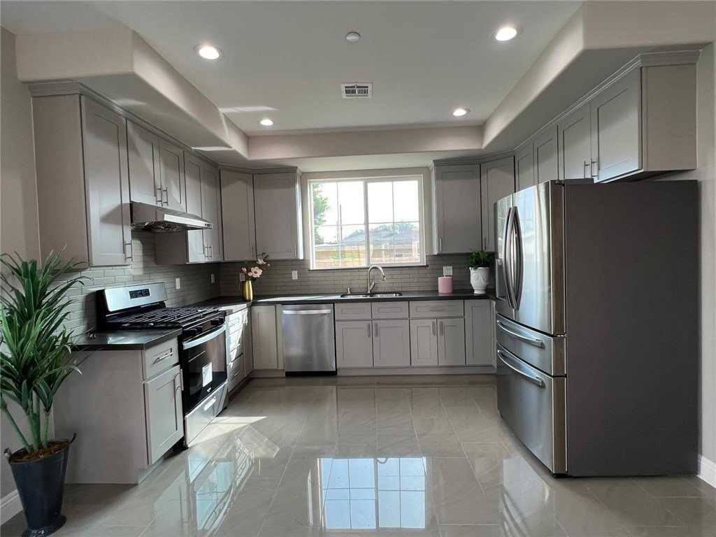 3858 Delta Ave - Photo 4 of 13