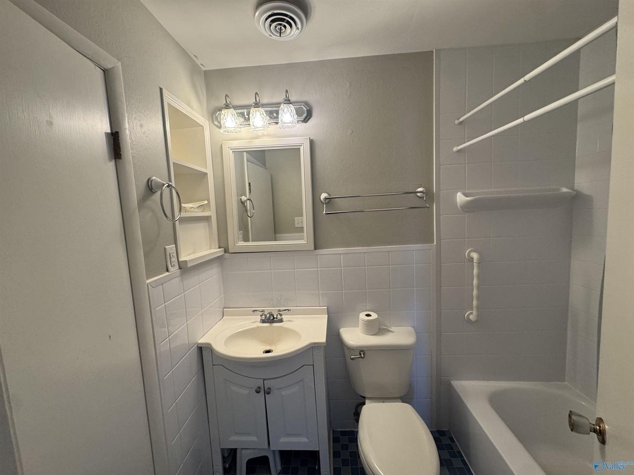 10020 Strong Dr Se - Photo 7 of 14