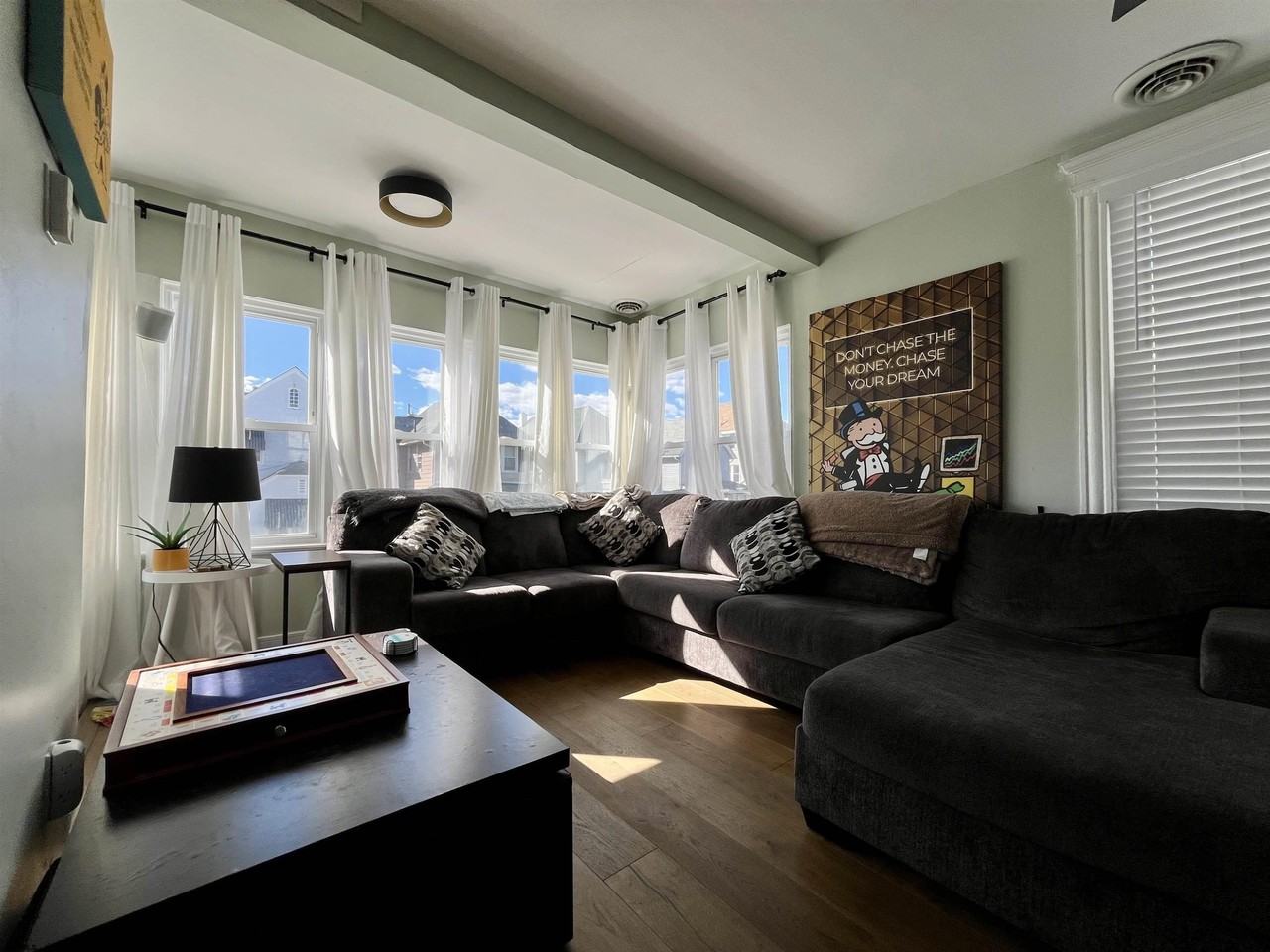 105 N Windsor Ave - Photo 4 of 19