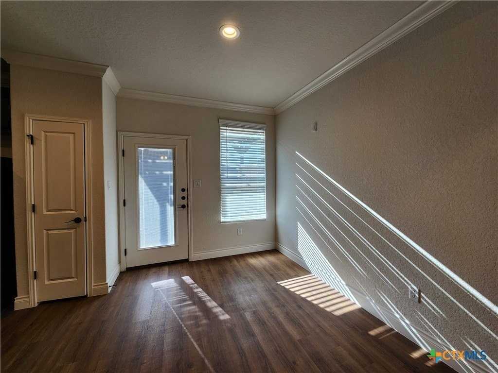 326 Untermaier St - Photo 7 of 27