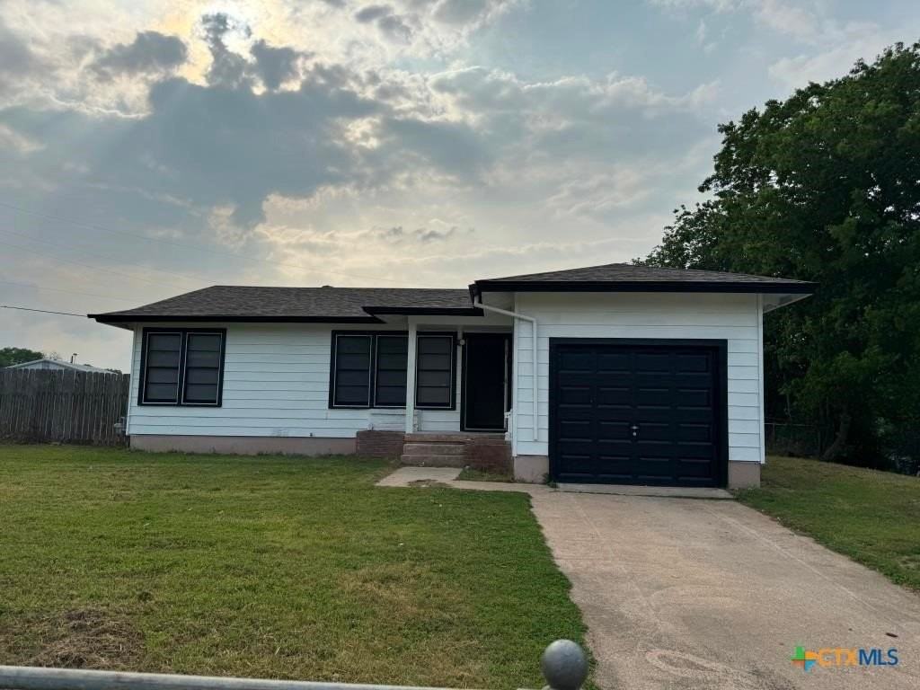 1109 Estelle Ave - Photo 3 of 34