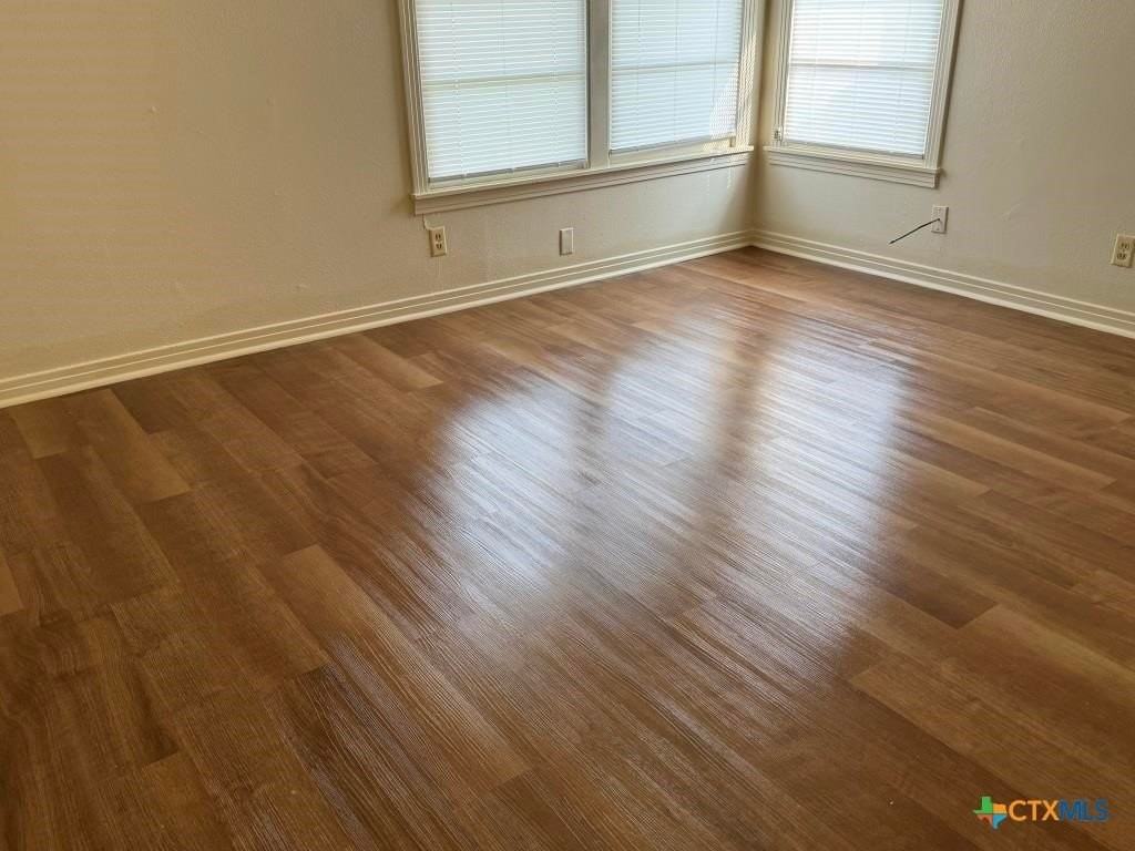 1109 Estelle Ave - Photo 5 of 34