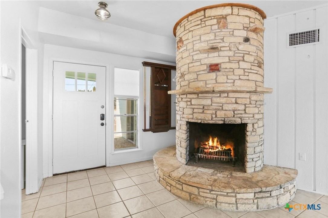 1433 Riviera Dr - Photo 7 of 48