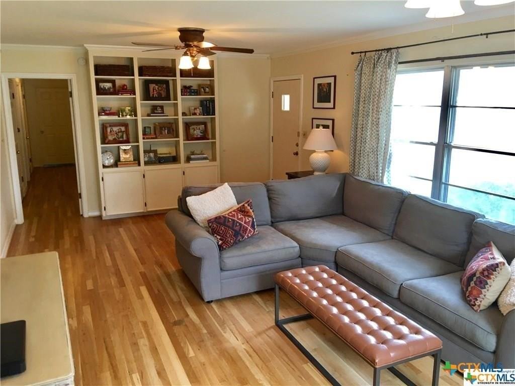 890 Laurel Ln - Photo 2 of 15