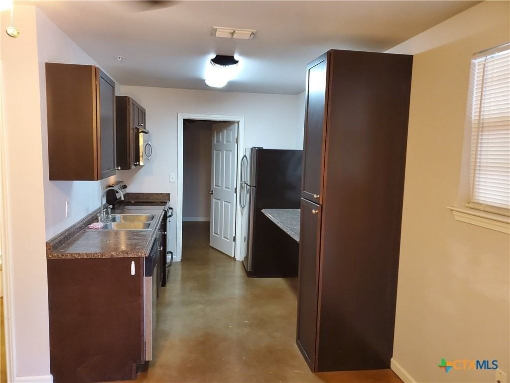 1037 West Court Street #B - Photo 3 of 6