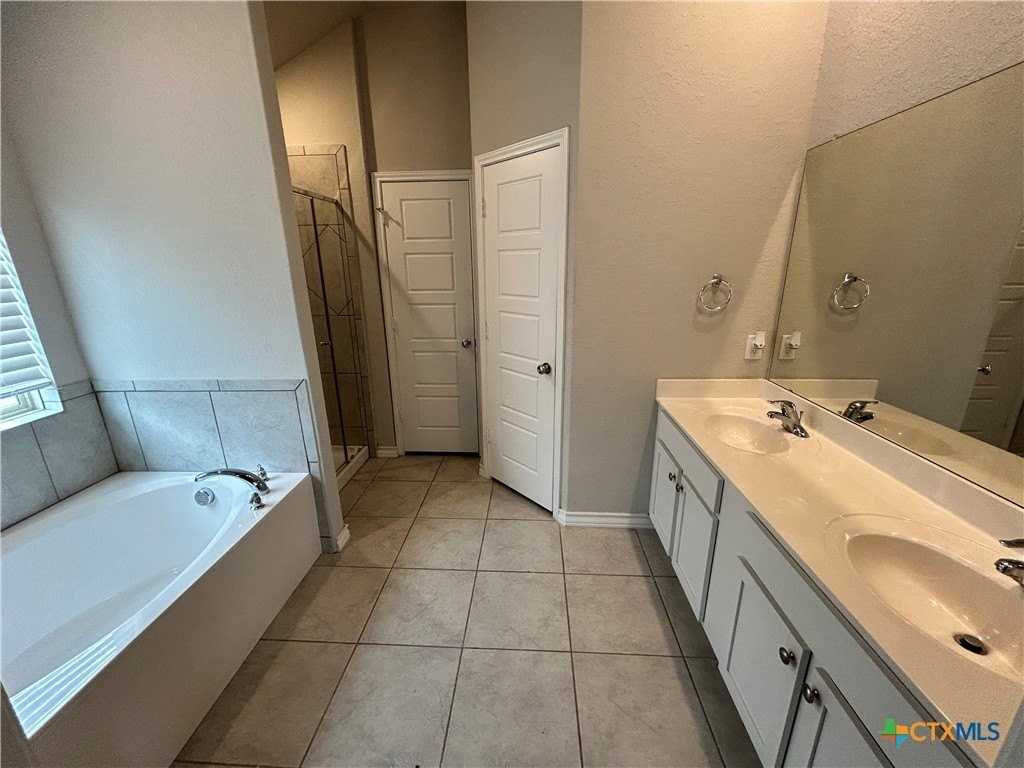 724 Stonemanor Bay - Photo 7 of 33