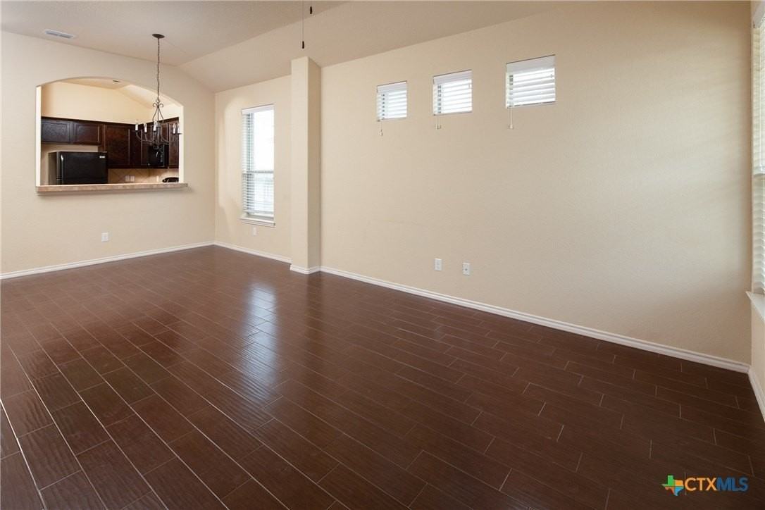 514 Creekside Cir - Photo 3 of 16