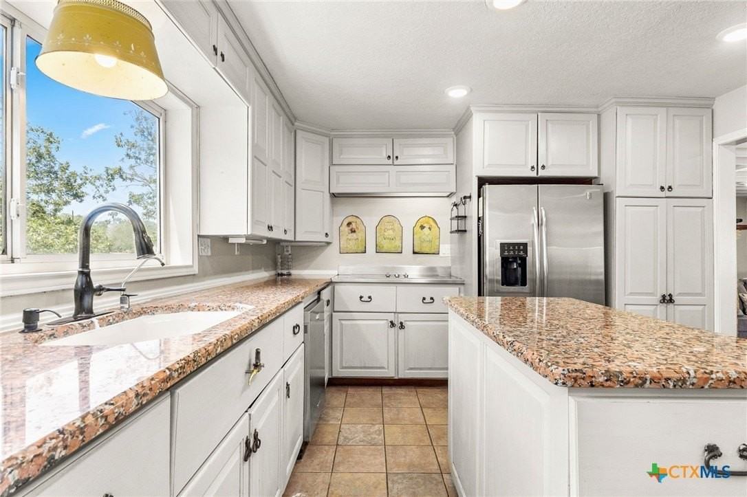 1105 Lakeview Drive - Photo 4 of 26