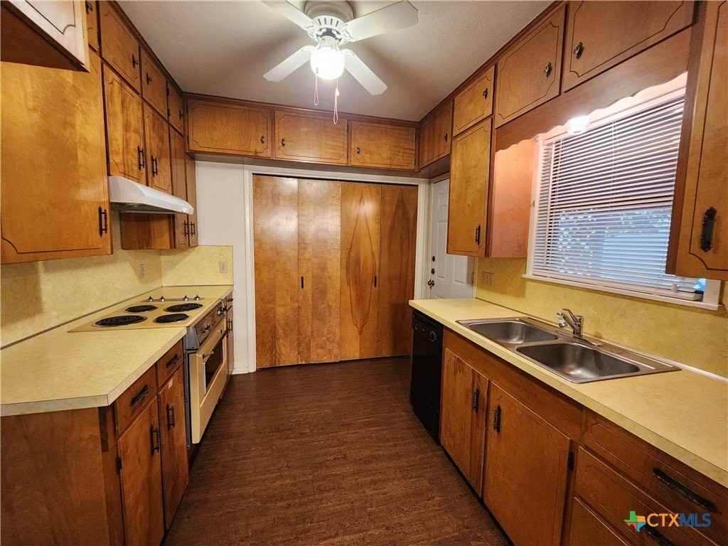 1274 Hillcrest Dr - Photo 4 of 20