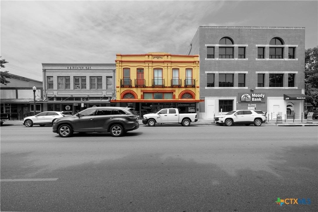 142 West San Antonio Street