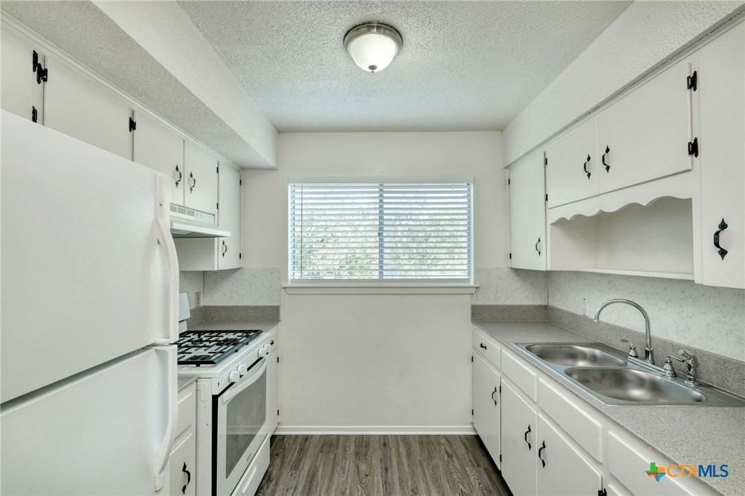 11410 Pollyanna Ave Unit B #B - Photo 5 of 13