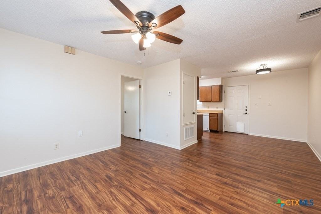 319 E Bowie St - Photo 3 of 15