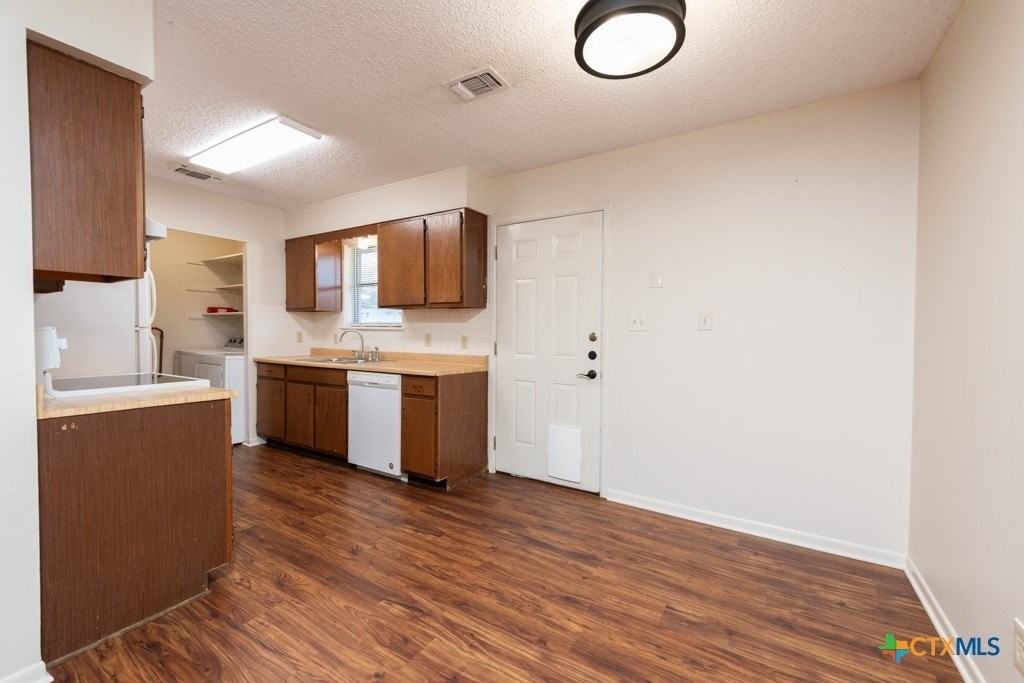 319 E Bowie St - Photo 4 of 15