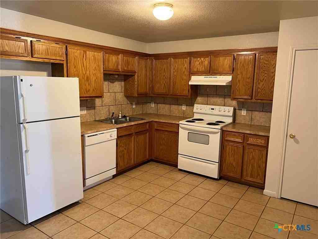 1409 Cinch Dr Apt B #B - Photo 3 of 8