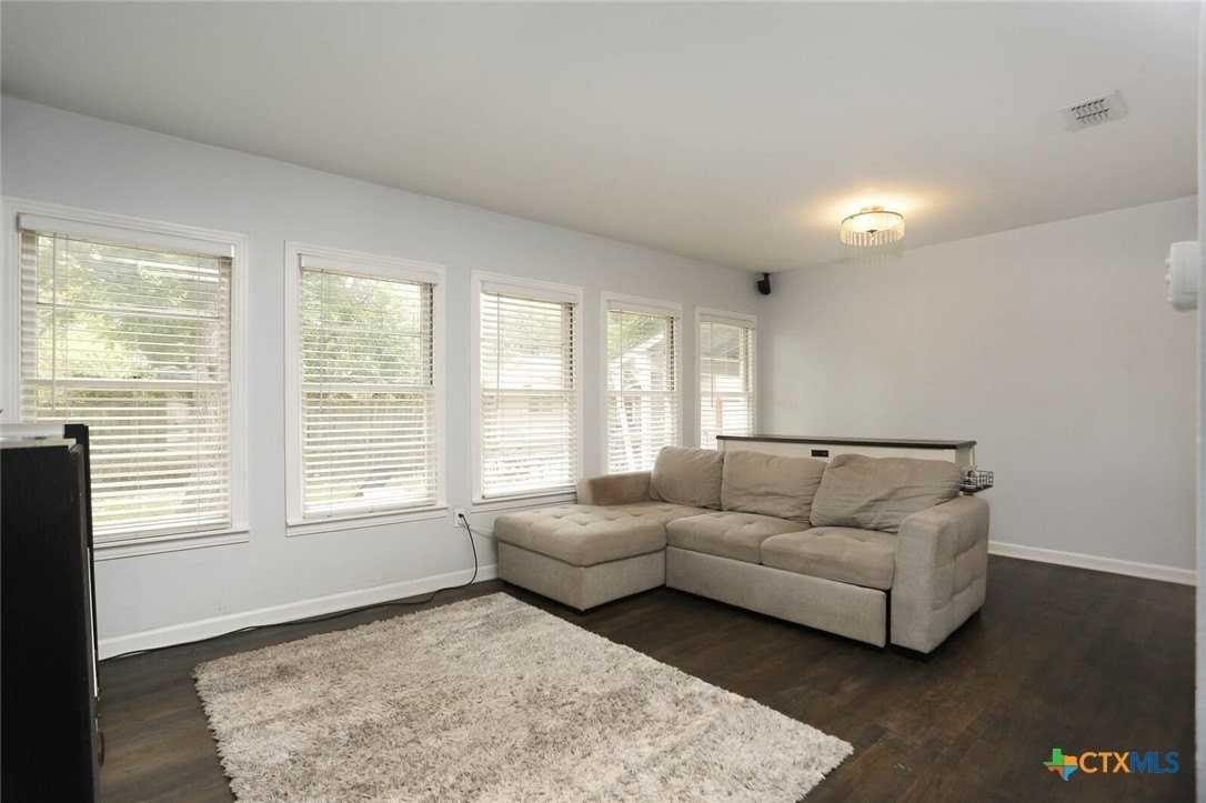 621 Hackberry St - Photo 4 of 25