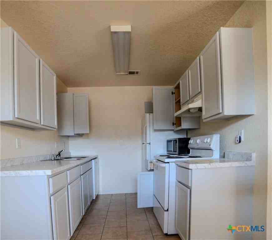 1103 Circle M Dr Apt B #B - Photo 3 of 8