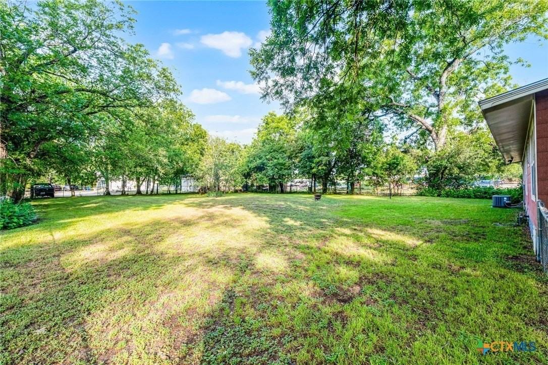 2052 Gruene Road - Photo 7 of 33