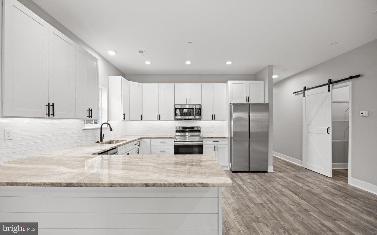 29345 Greenfield Ave - Photo 4 of 50